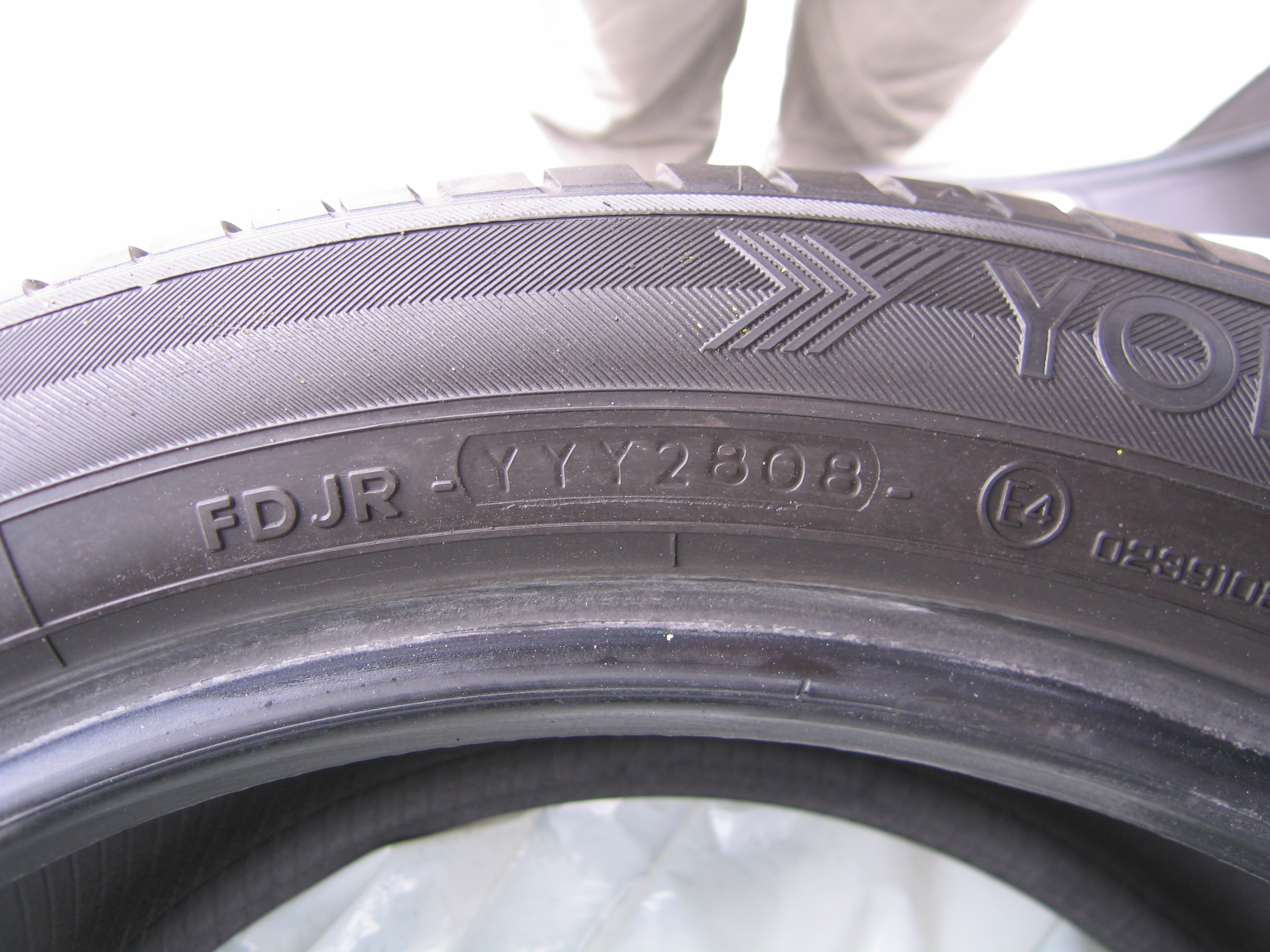 Opony Letnie Yokohama Decibel E70 22550 R17